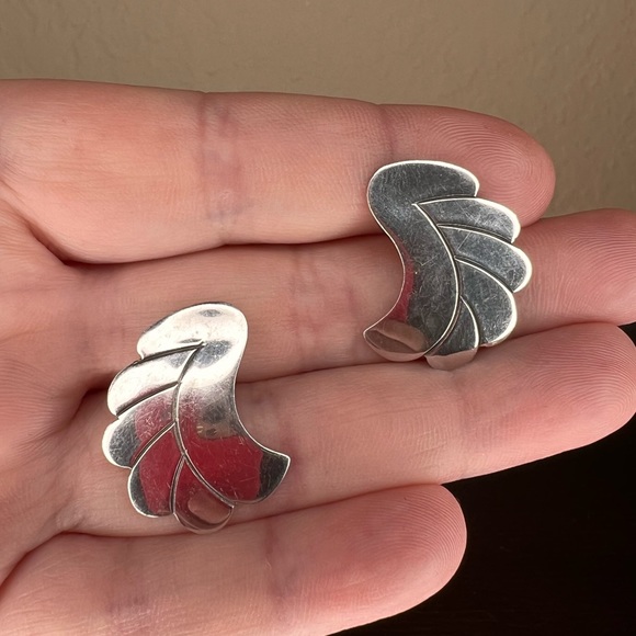Vintage Etched Silver Tone Leaf / Petal Earrings Country Western Southwestern